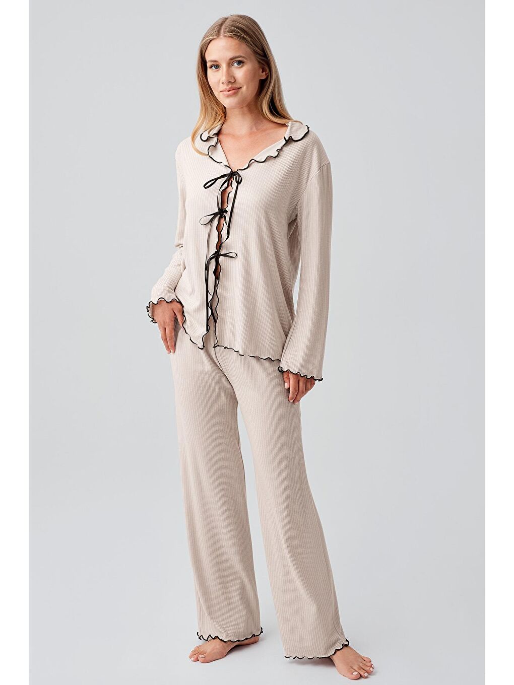 Bej Uzun Kollu Kurdele Bağlamalı Fiyonklu Viskoz Pijama Takım 18211-1