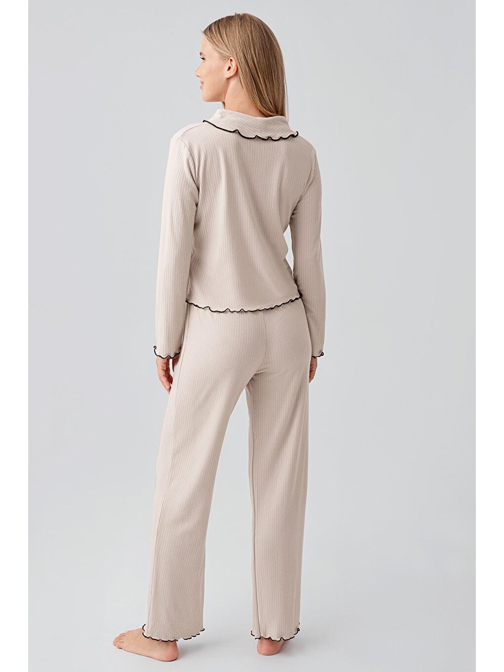 Bej Uzun Kollu Düğmeli Fırfır Dikişli Viskoz Pijama Takım 18212-2