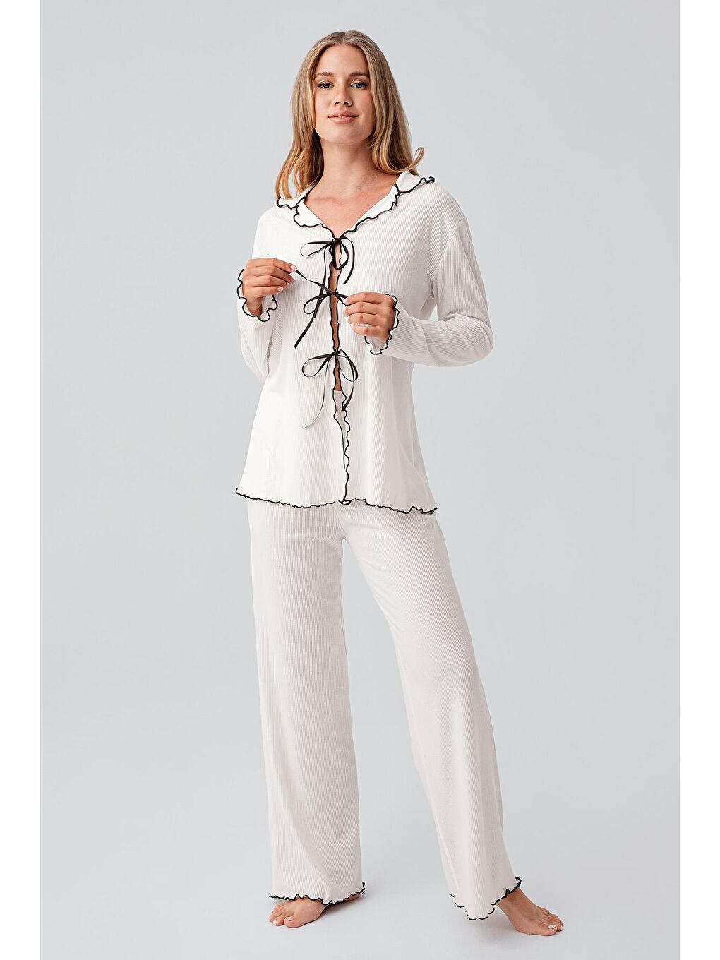 Ekru Uzun Kollu Kurdele Bağlamalı Fiyonklu Viskoz Pijama Takım 18211-1