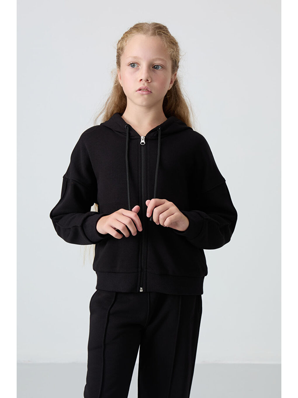 Siyah Pamuklu İçi Tüylü Yumuşak Dokulu Standart Fit Nakışlı Kız Çocuk Eşofman Takım - 75161-6