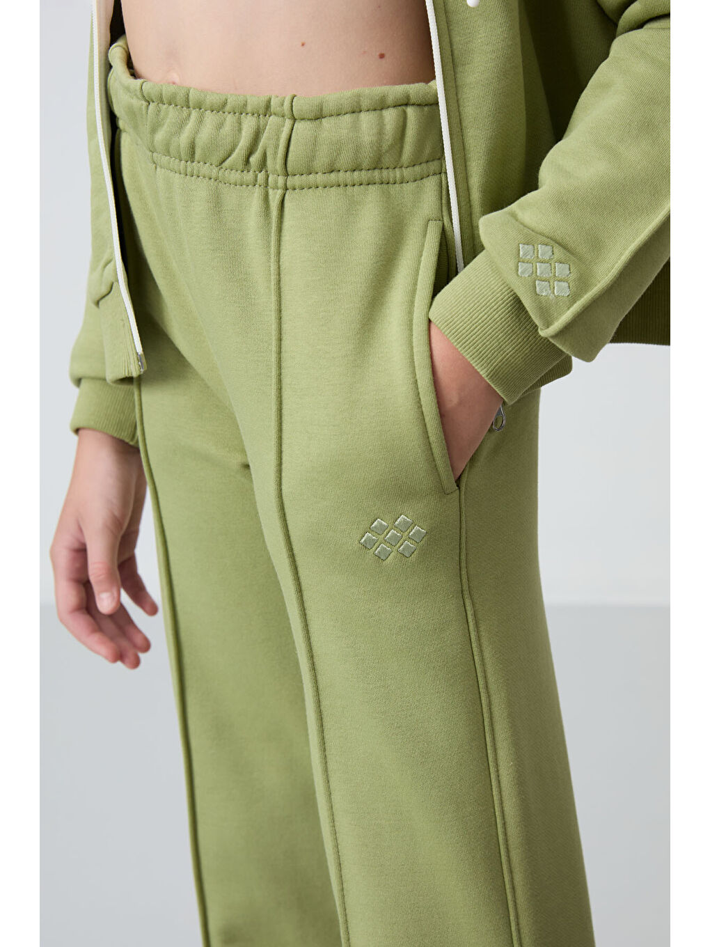 Yağ Yeşil Pamuklu İçi Tüylü Yumuşak Dokulu Standart Fit Nakışlı Kız Çocuk Eşofman Takım - 75161-6