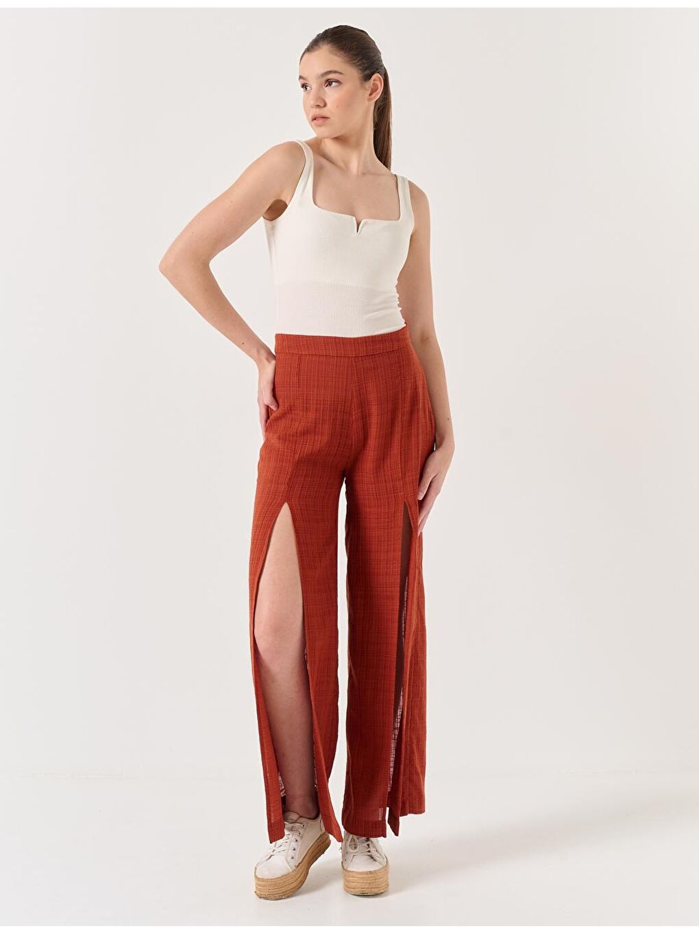 Kahverengi Tuğla Rengi Yüksek Bel Bol Paça Yırtmaçlı Pantolon