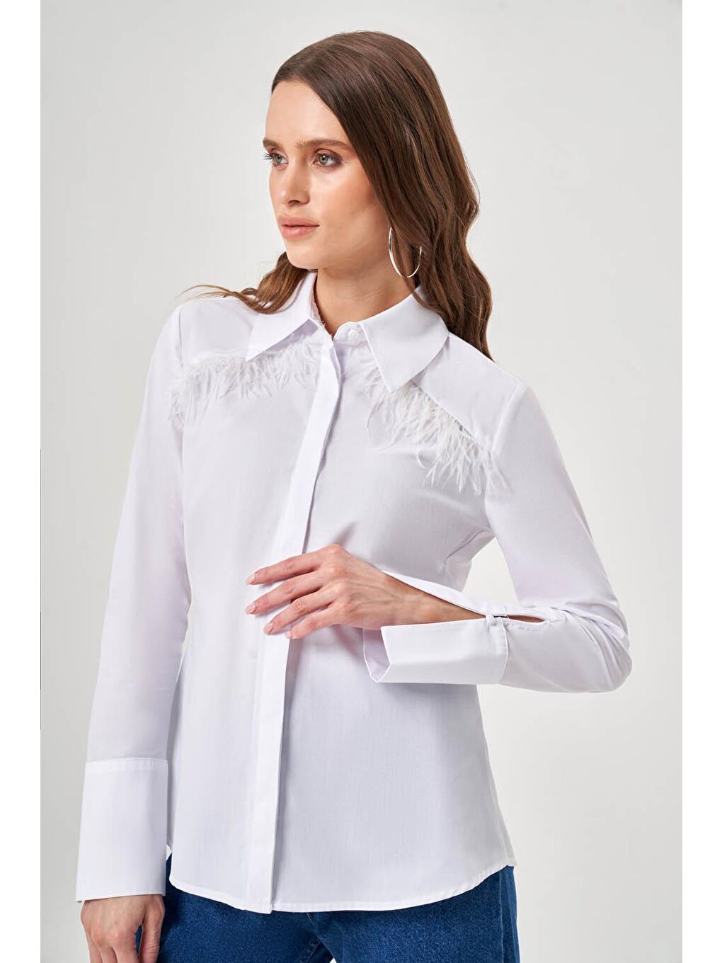 Omuzu Püsküllü Beyaz Gömlek