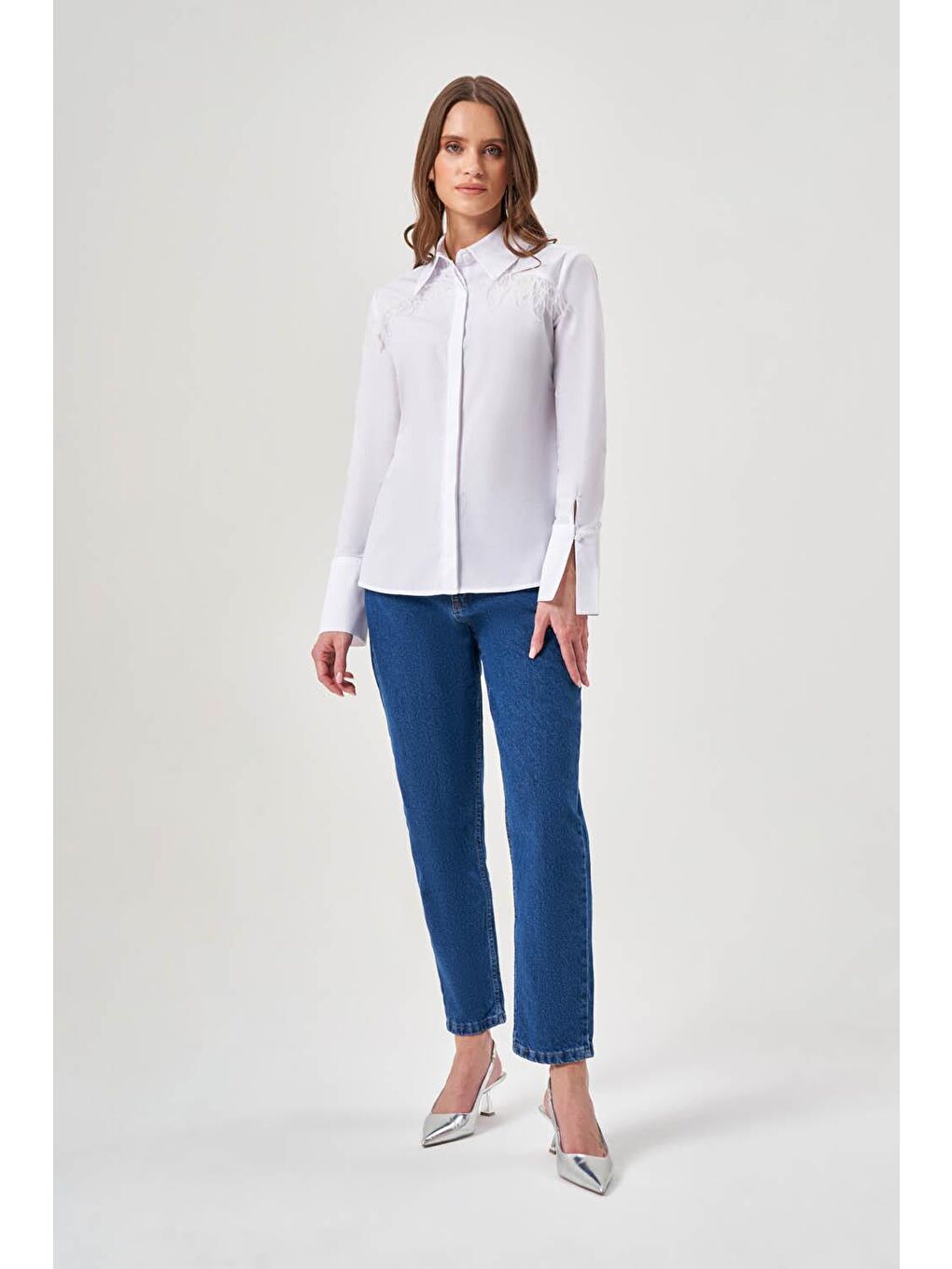 Omuzu Püsküllü Beyaz Gömlek-1