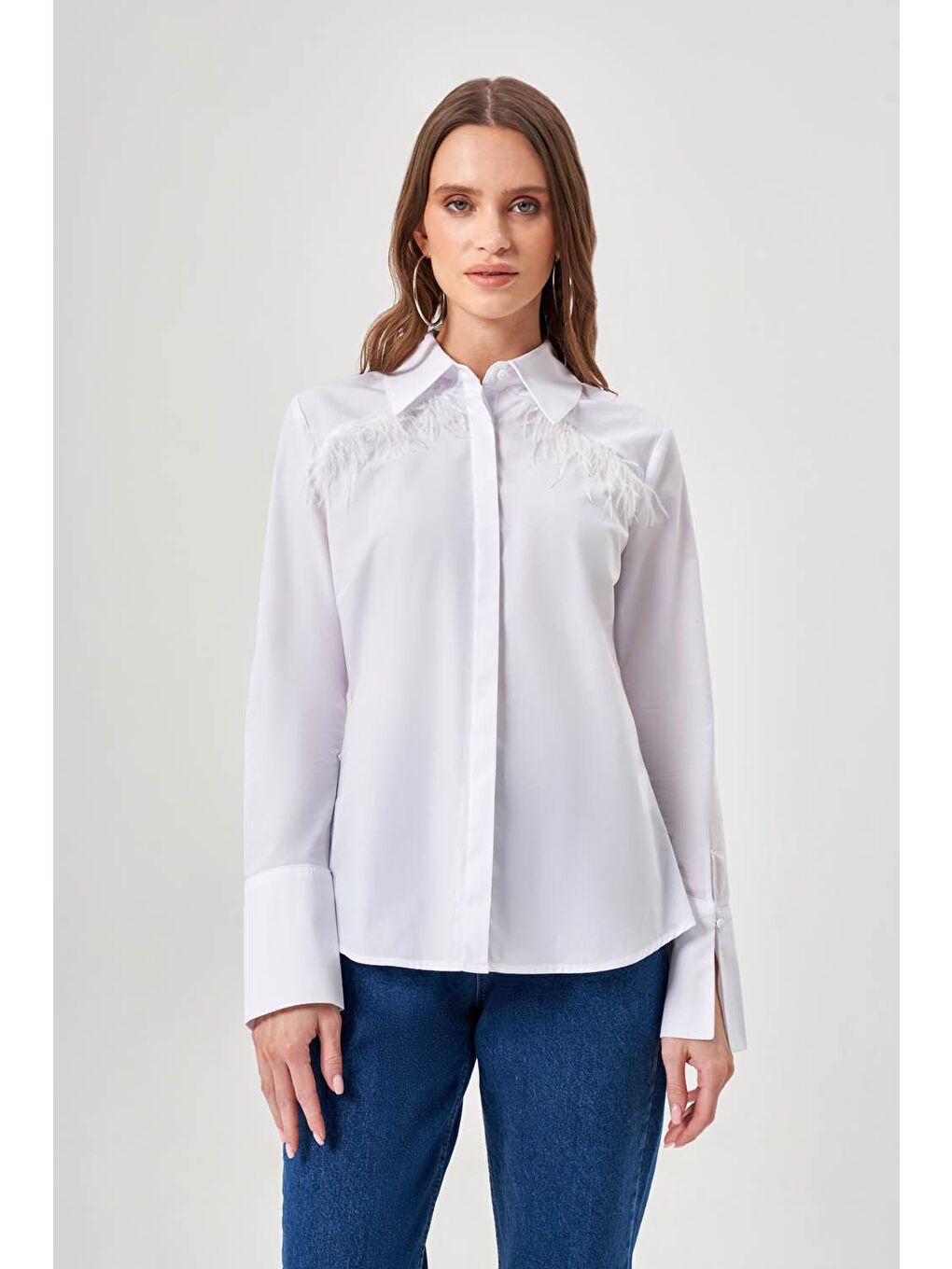 Omuzu Püsküllü Beyaz Gömlek-2