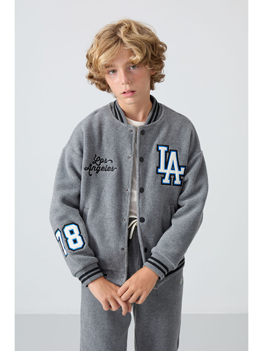 Gri Melanj Kalın Yumuşak Dokulu Standart Fit Nakışlı Polar Erkek Çocuk Kolej Ceket - 11227-4