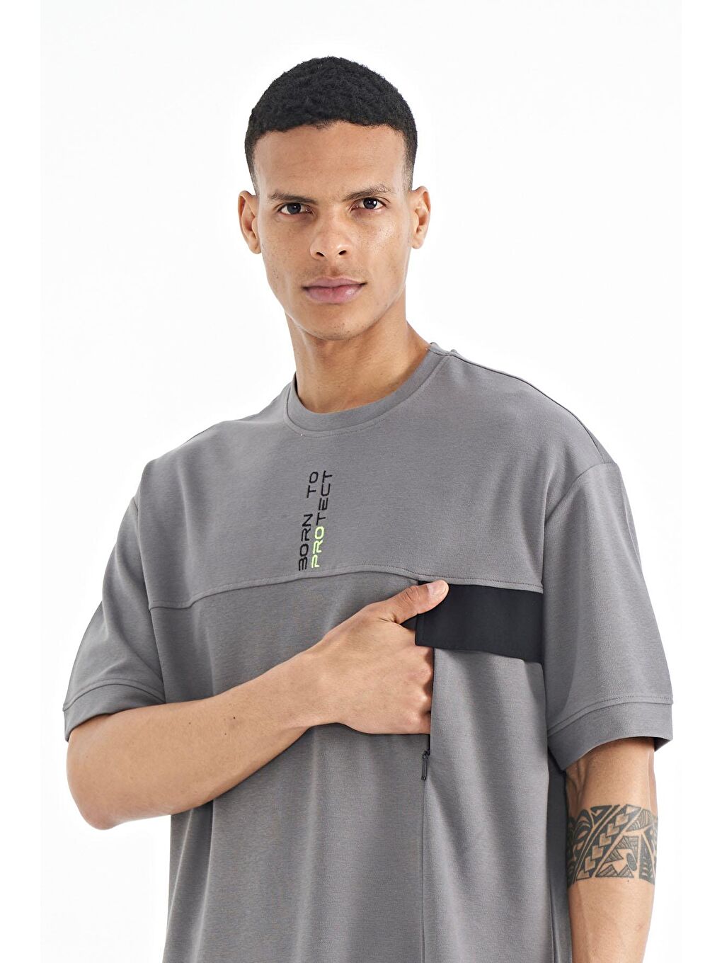 Koyu Gri Gizli Cep Detaylı Baskılı Oversize Erkek Tişört - 88244-2