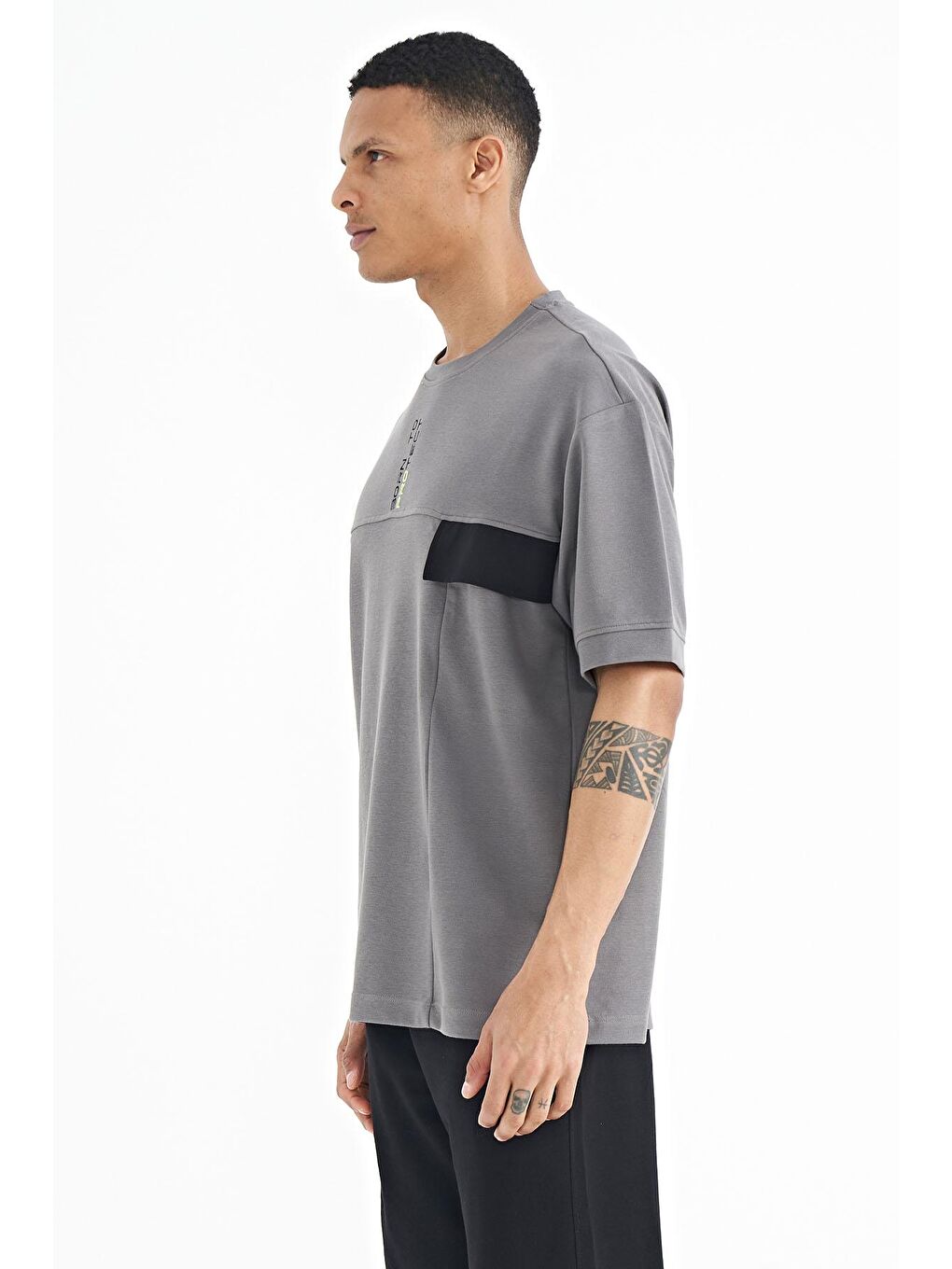Koyu Gri Gizli Cep Detaylı Baskılı Oversize Erkek Tişört - 88244-3