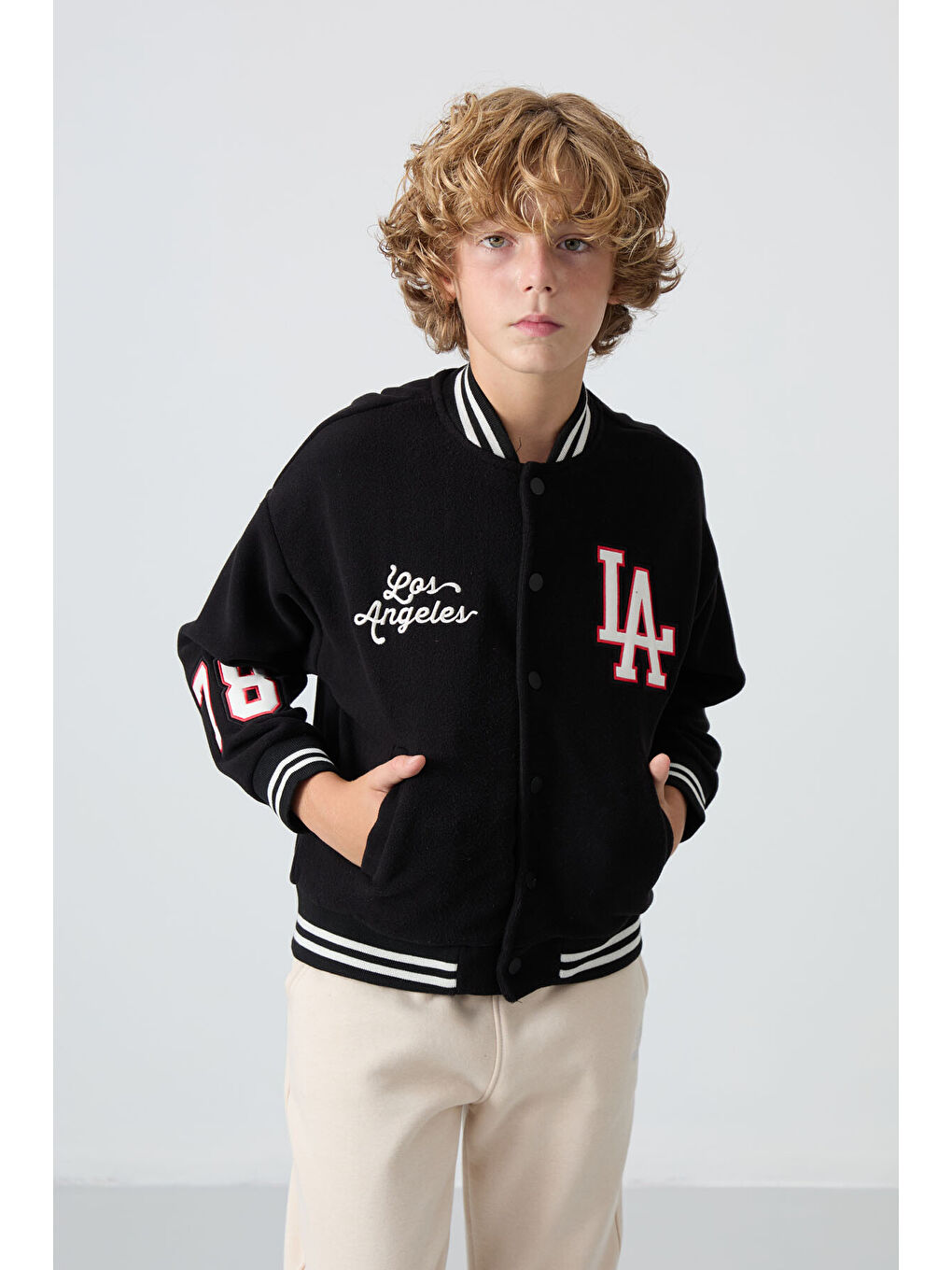 Siyah Kalın Yumuşak Dokulu Standart Fit Nakışlı Polar Erkek Çocuk Kolej Ceket - 11227-2