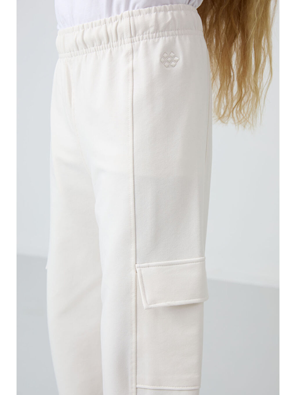 Ekru Kargo Cepli Ön Dikiş Detaylı Geniş Paça Kız Çocuk Eşofman Altı - 75143-4