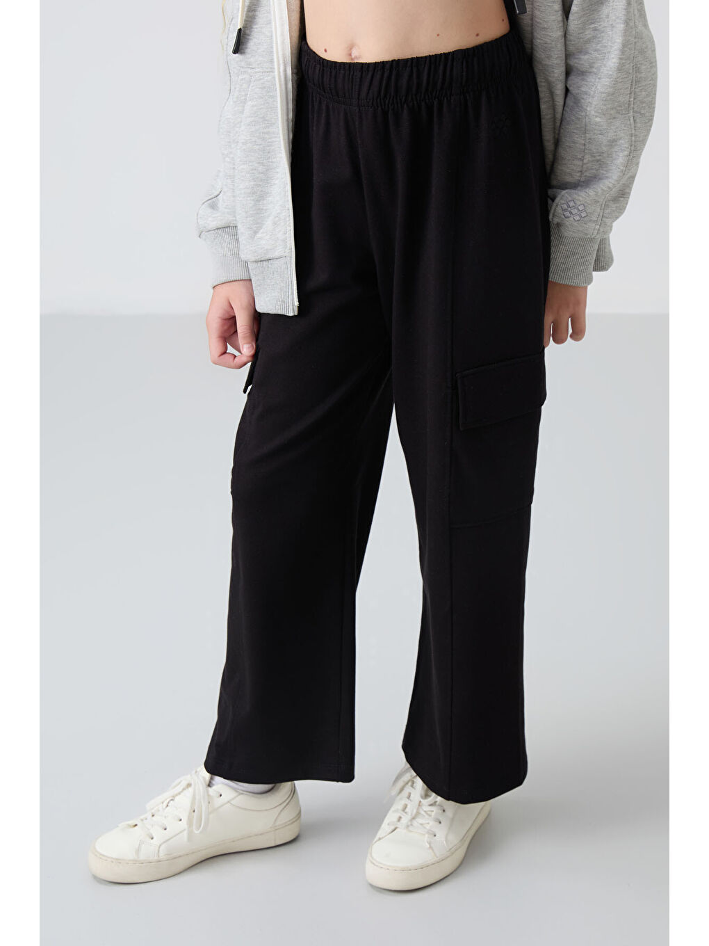 Siyah Kargo Cepli Ön Dikiş Detaylı Geniş Paça Kız Çocuk Eşofman Altı - 75143-2