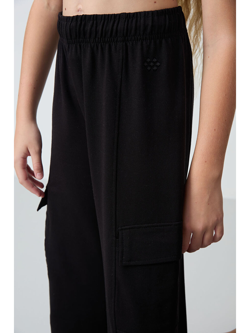 Siyah Kargo Cepli Ön Dikiş Detaylı Geniş Paça Kız Çocuk Eşofman Altı - 75143-4