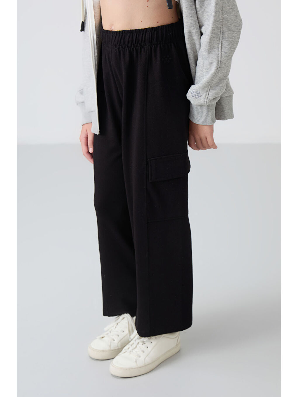 Siyah Kargo Cepli Ön Dikiş Detaylı Geniş Paça Kız Çocuk Eşofman Altı - 75143-6