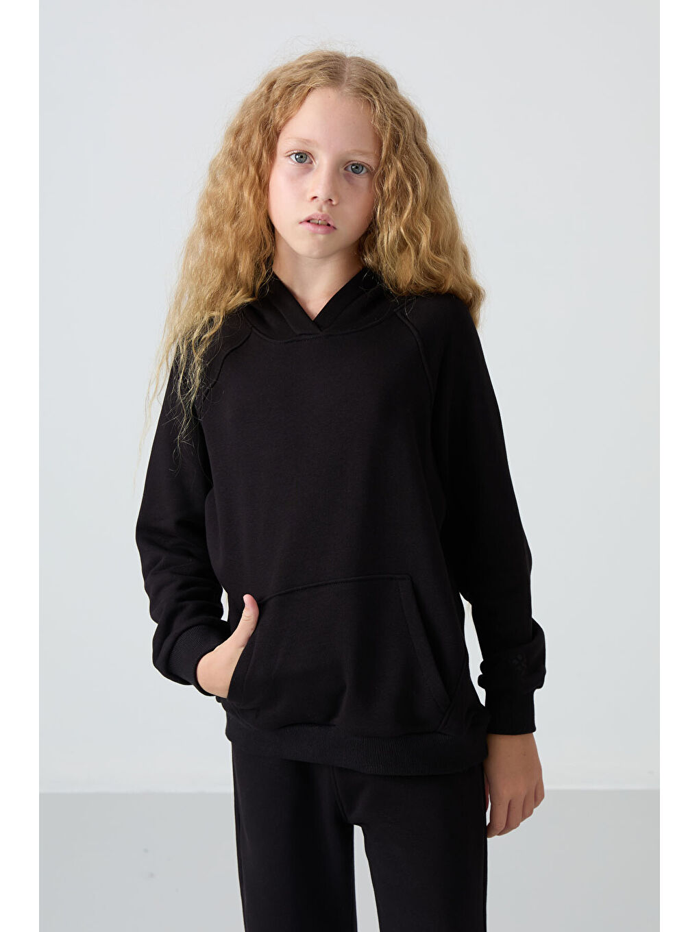 Siyah Pamuklu İçi Tüylü Yumuşak Dokulu Standart Fit Nakışlı Kız Çocuk Eşofman Takım - 75162-2