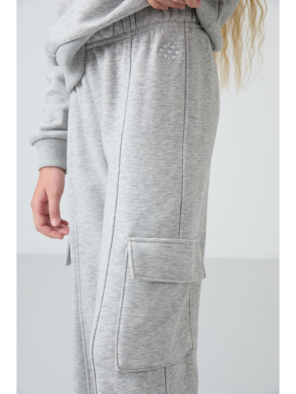 Gri Melanj Pamuklu İçi Tüylü Yumuşak Dokulu Standart Fit Nakışlı Kız Çocuk Eşofman Takım - 75159-6