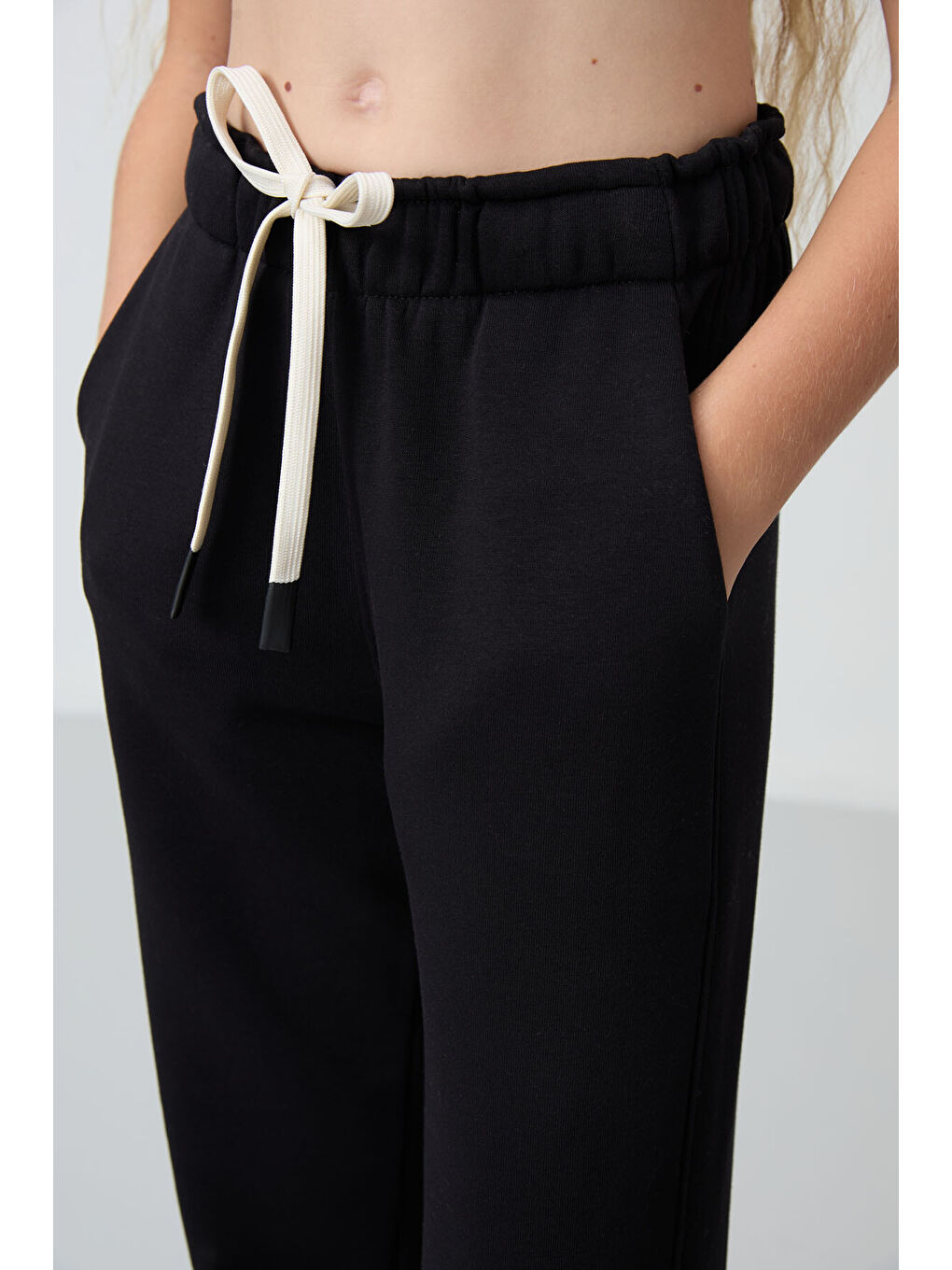 Siyah Pamuklu İçi Tüylü Yumuşak Dokulu Standart Fit Nakışlı Kız Çocuk Eşofman Alt - 75158-4