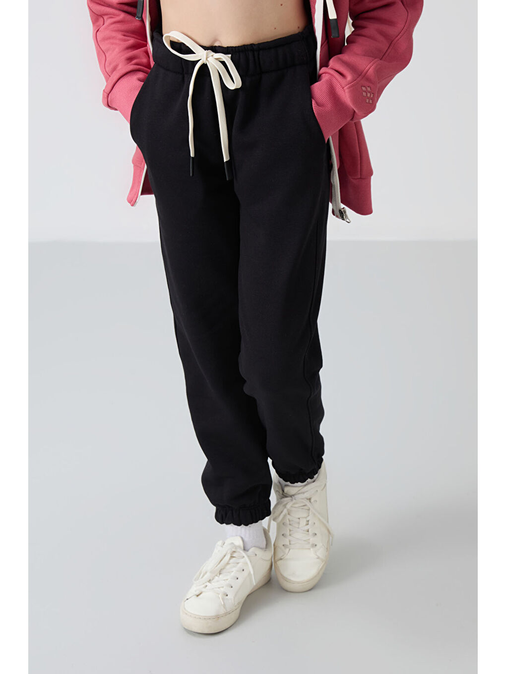 Siyah Pamuklu İçi Tüylü Yumuşak Dokulu Standart Fit Nakışlı Kız Çocuk Eşofman Alt - 75158-6