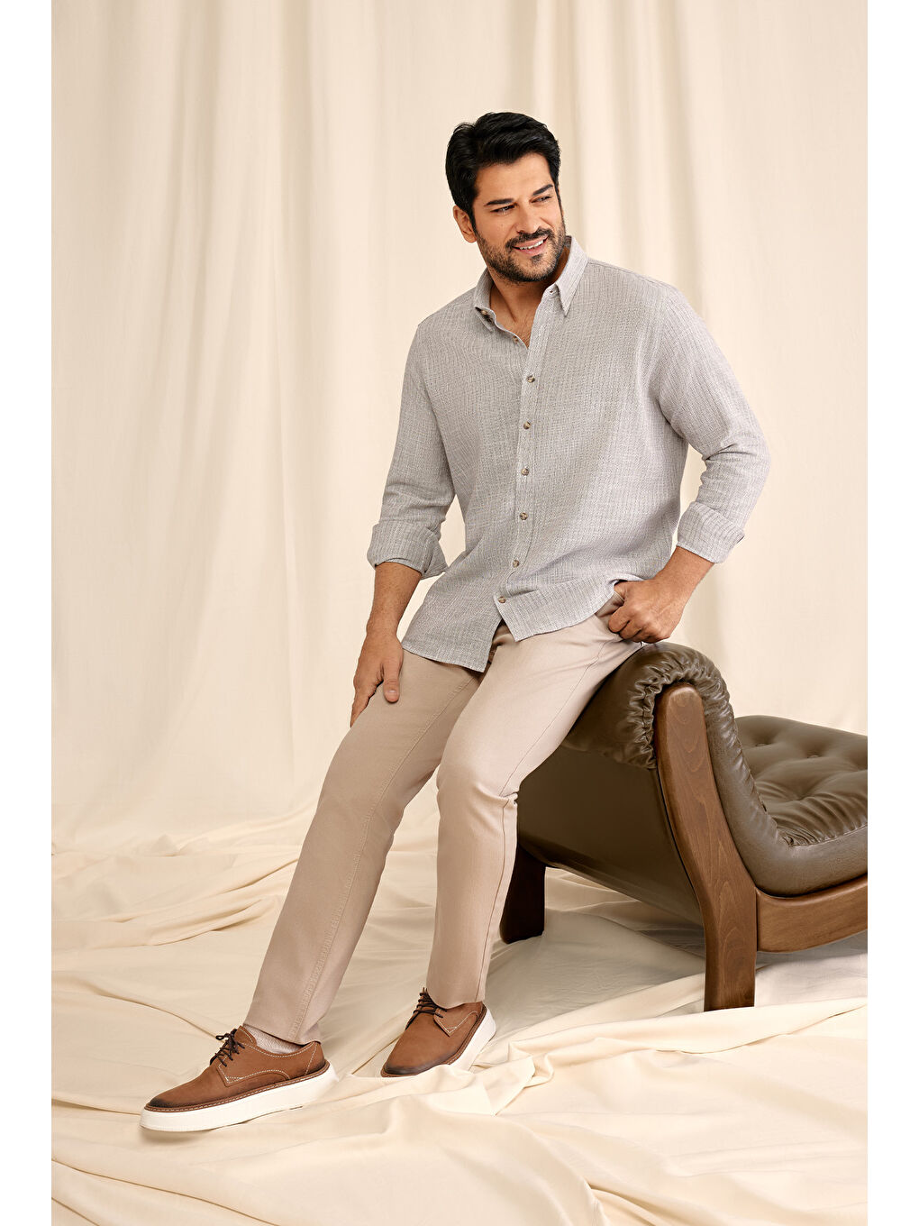 Erkek Kahverengi Slim Fit Dar Kesim Gizli Düğmeli Yaka Keten Görünümlü %100 Pamuk Flamlı Gömlek-1