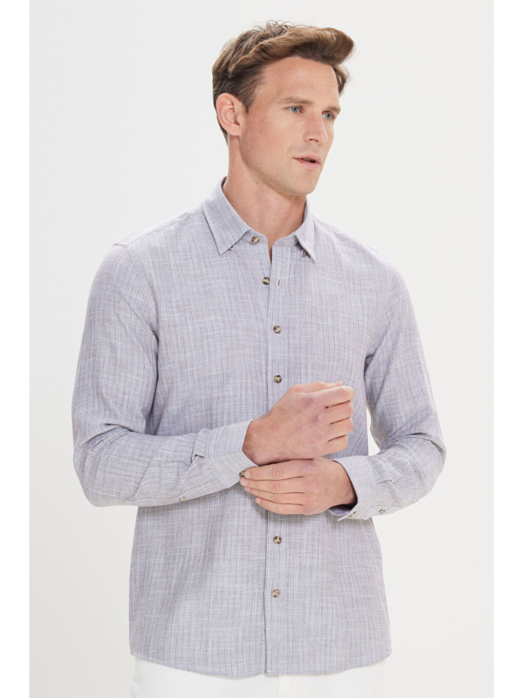 Erkek Kahverengi Slim Fit Dar Kesim Gizli Düğmeli Yaka Keten Görünümlü %100 Pamuk Flamlı Gömlek-2