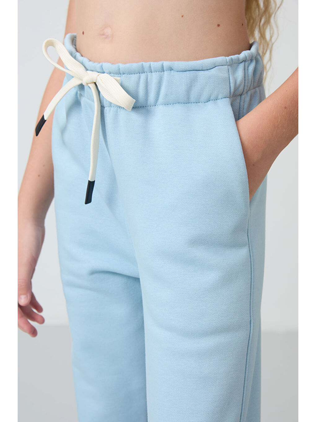 Açık Mavi Pamuklu İçi Tüylü Yumuşak Dokulu Standart Fit Nakışlı Kız Çocuk Eşofman Alt - 75158-4