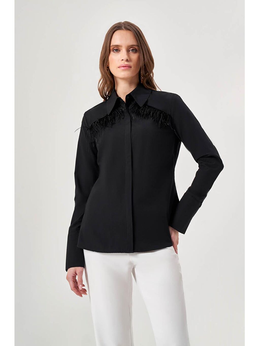 Omuzu Püsküllü Siyah Gömlek