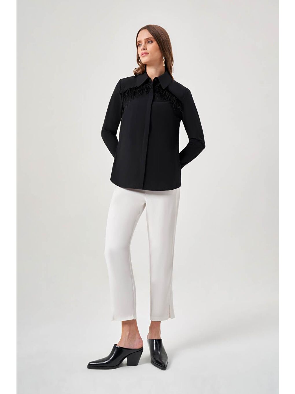 Omuzu Püsküllü Siyah Gömlek-1