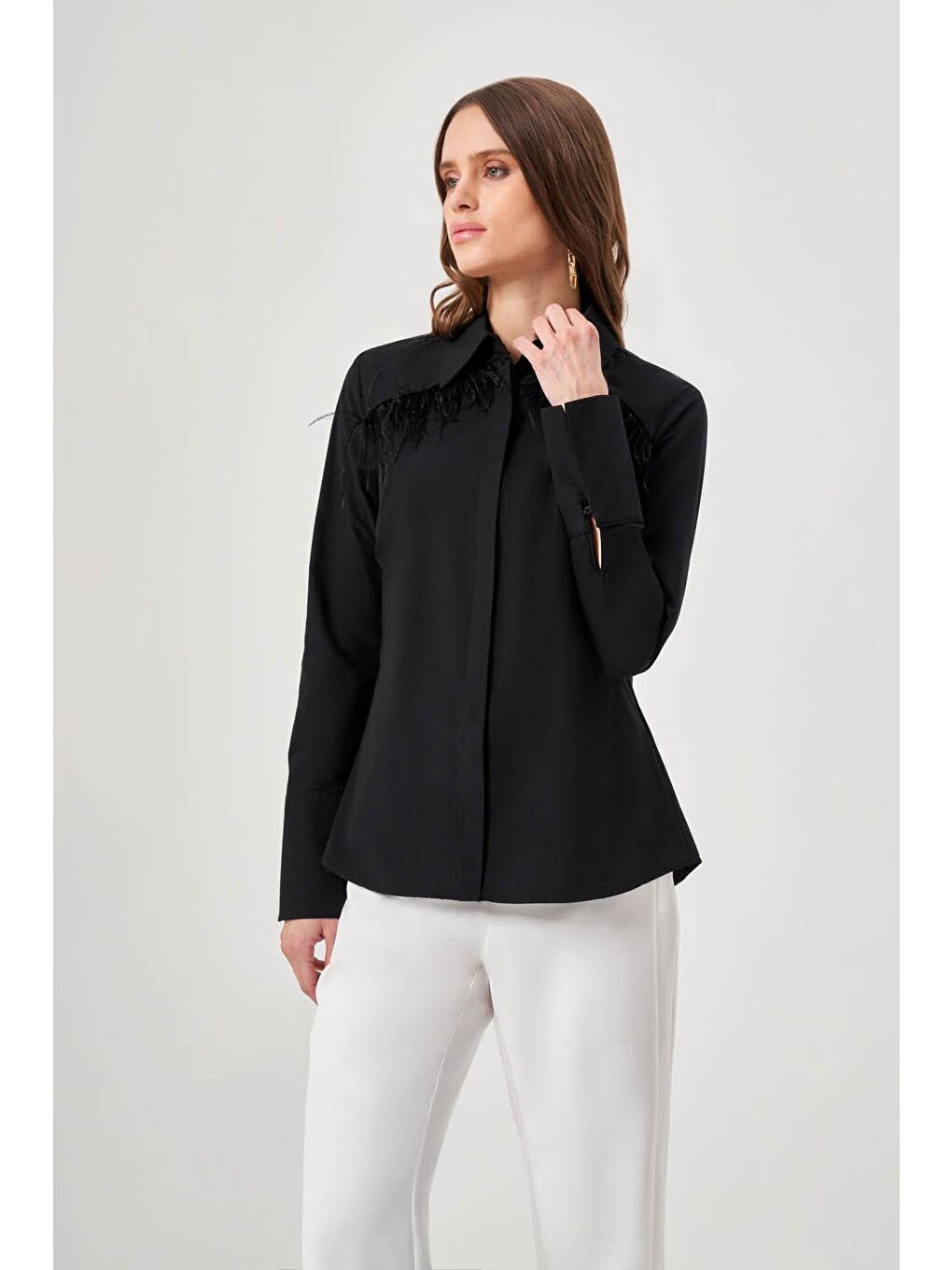 Omuzu Püsküllü Siyah Gömlek-2