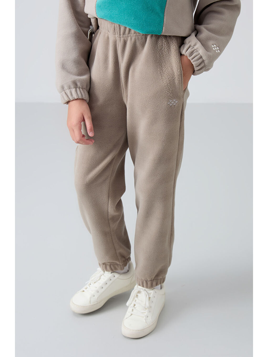 Koyu Bej Kalın Yumuşak Dokulu Standart Fit Nakışlı Polar Kız Çocuk Eşofman Alt - 75155-2