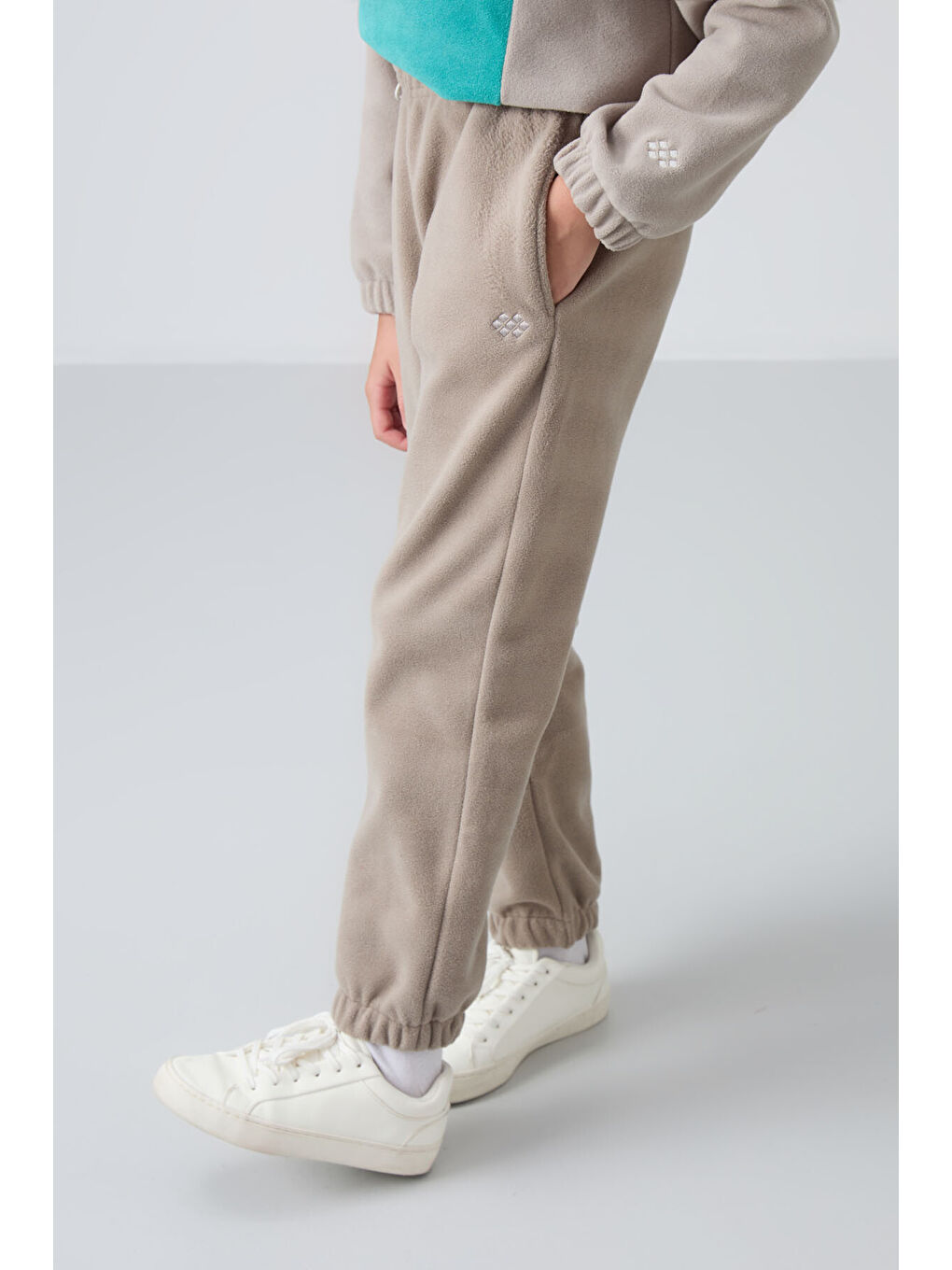 Koyu Bej Kalın Yumuşak Dokulu Standart Fit Nakışlı Polar Kız Çocuk Eşofman Alt - 75155-4