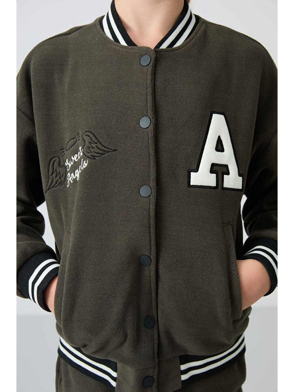 Haki Kalın Yumuşak Dokulu Standart Fit Nakışlı Polar Kız Çocuk Kolej Ceket - 75156-2