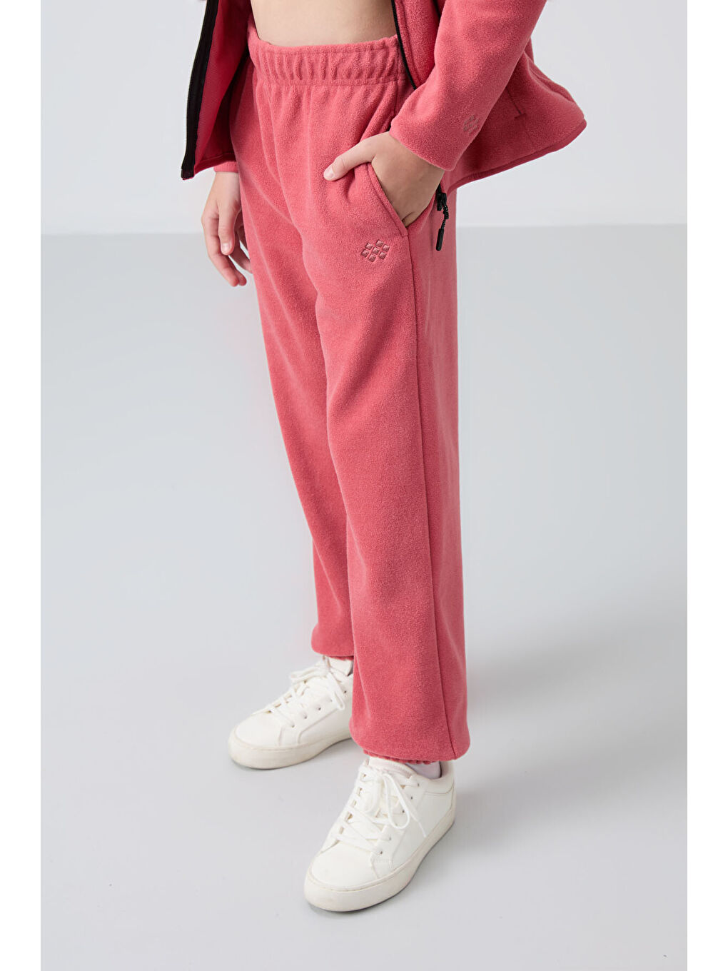 Kırmızı Yaban Gülü Kalın Yumuşak Dokulu Standart Fit Nakışlı Polar Kız Çocuk Eşofman Alt - 75155-2