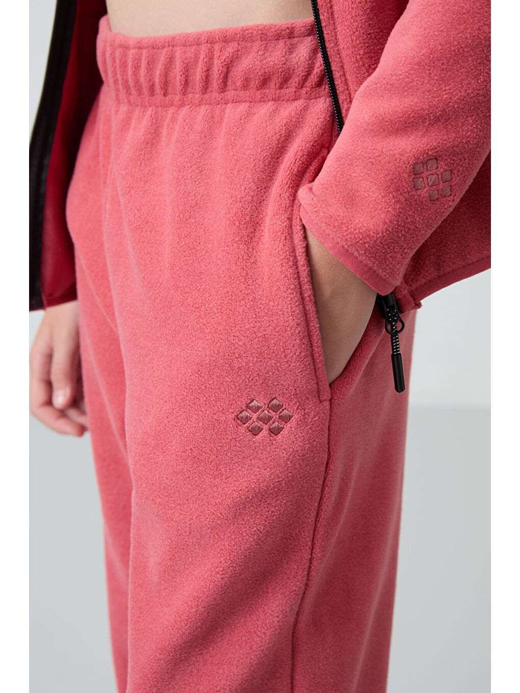 Kırmızı Yaban Gülü Kalın Yumuşak Dokulu Standart Fit Nakışlı Polar Kız Çocuk Eşofman Alt - 75155-4