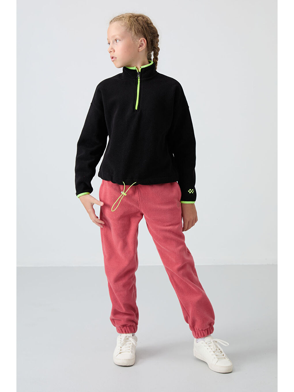 Siyah Kalın Yumuşak Dokulu Standart Fit Nakışlı Polar Kız Çocuk Sweatshirt - 75151-2