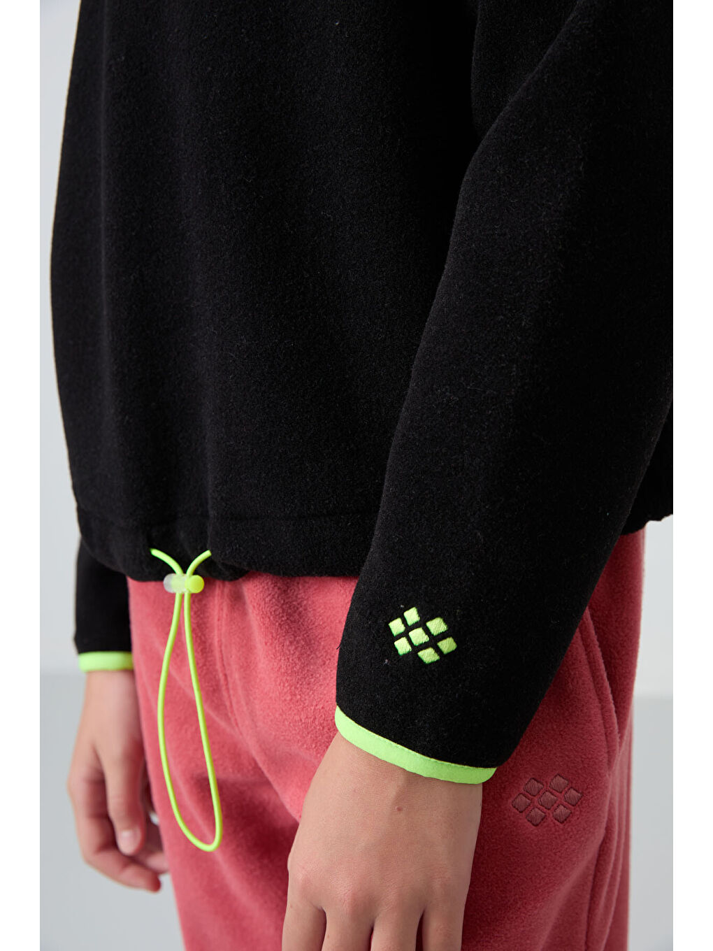 Siyah Kalın Yumuşak Dokulu Standart Fit Nakışlı Polar Kız Çocuk Sweatshirt - 75151-6