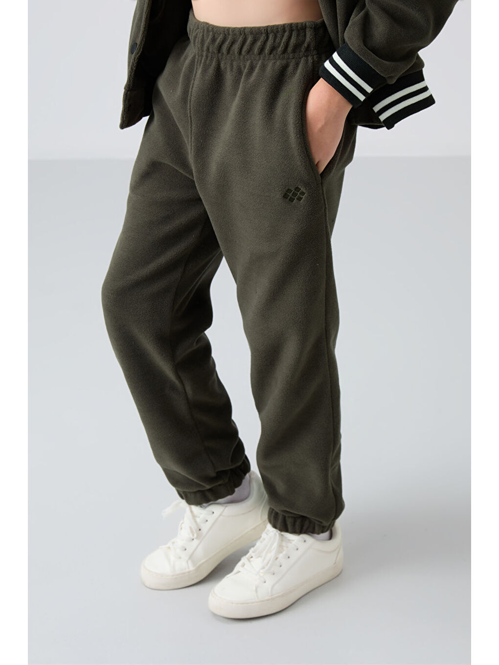 Haki Kalın Yumuşak Dokulu Standart Fit Nakışlı Polar Kız Çocuk Eşofman Alt - 75155-2