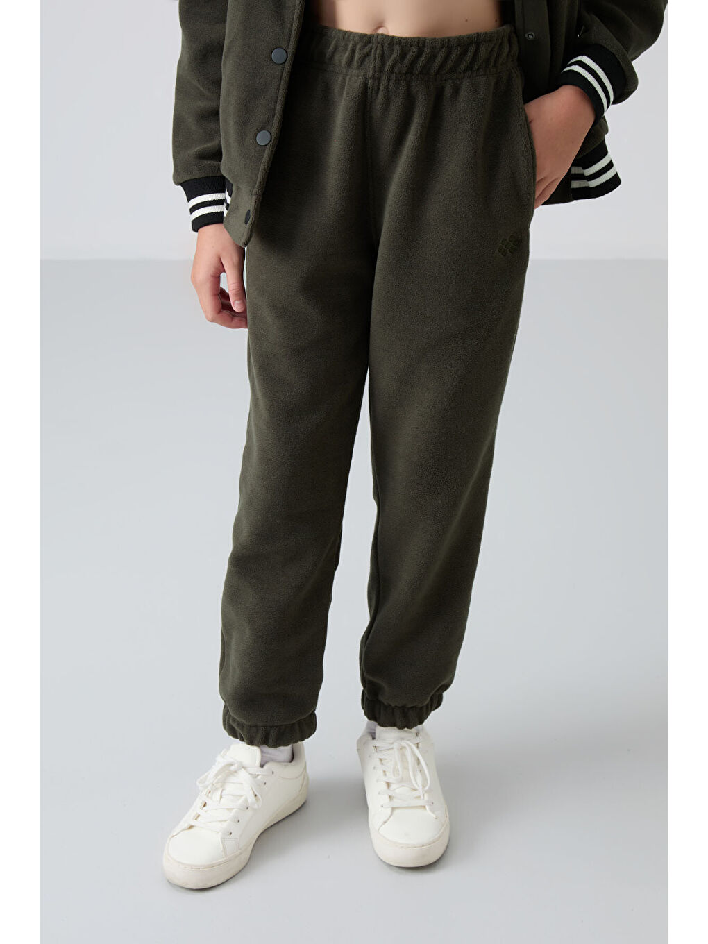 Haki Kalın Yumuşak Dokulu Standart Fit Nakışlı Polar Kız Çocuk Eşofman Alt - 75155-4