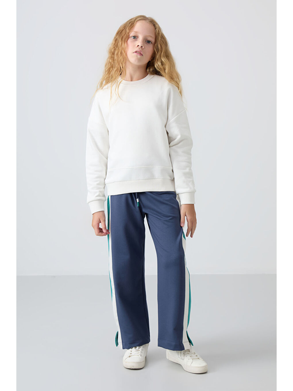 Ekru Pamuklu İçi Tüylü Yumuşak Dokulu Oversize Nakışlı Kız Çocuk Sweatshirt - 75150-2