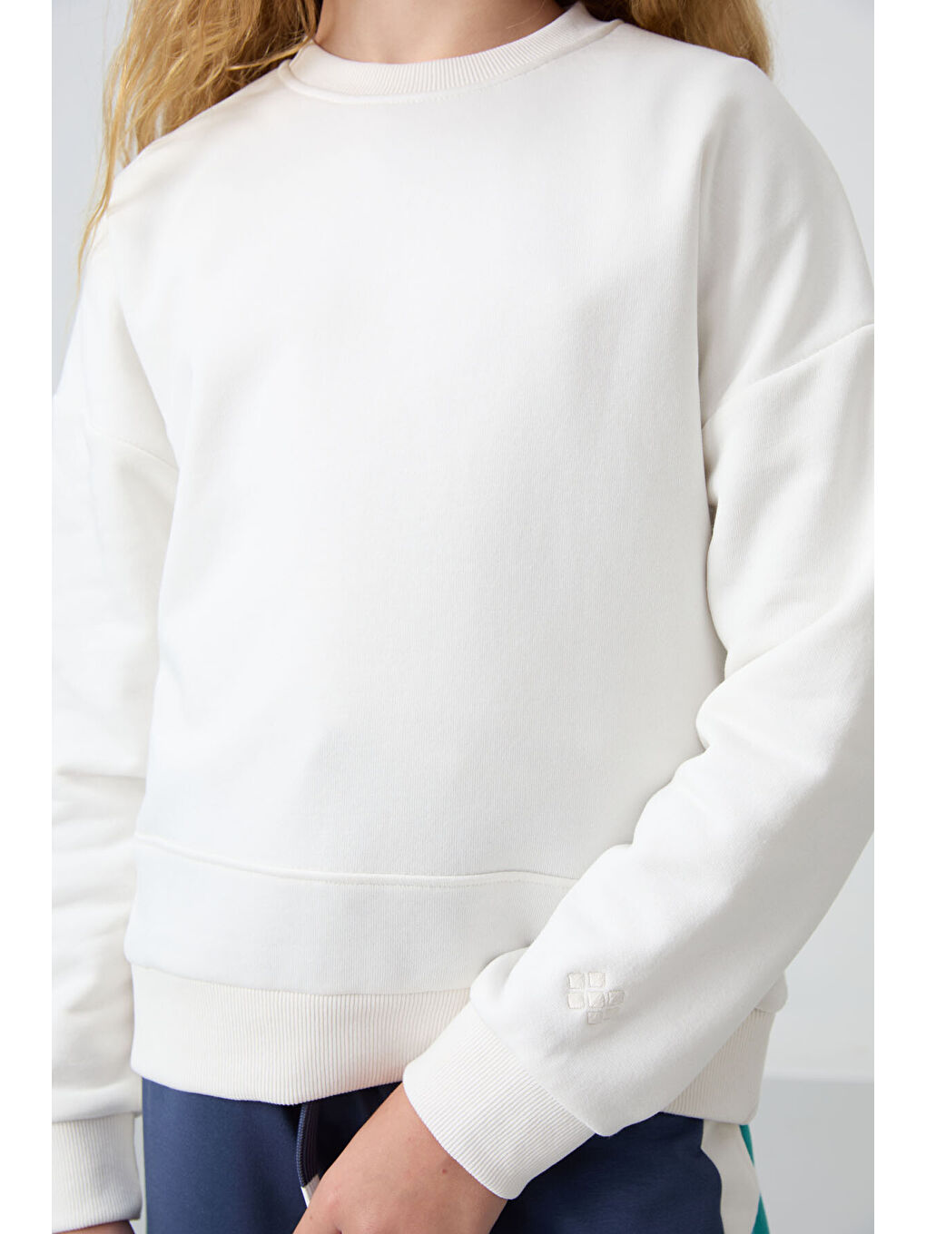 Ekru Pamuklu İçi Tüylü Yumuşak Dokulu Oversize Nakışlı Kız Çocuk Sweatshirt - 75150-6