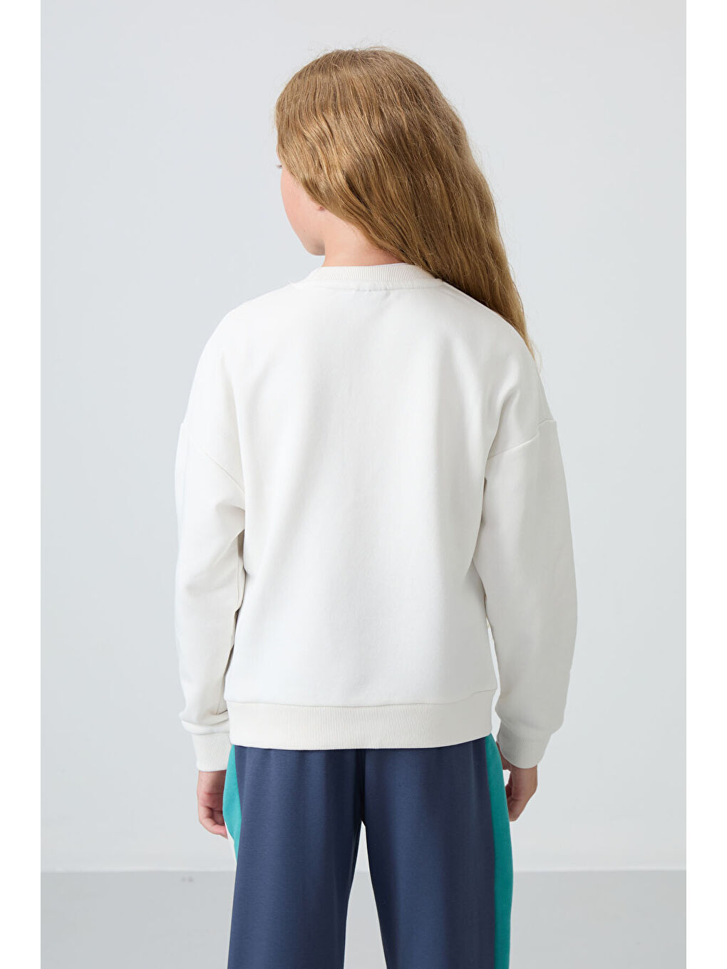 Ekru Pamuklu İçi Tüylü Yumuşak Dokulu Oversize Nakışlı Kız Çocuk Sweatshirt - 75150-8