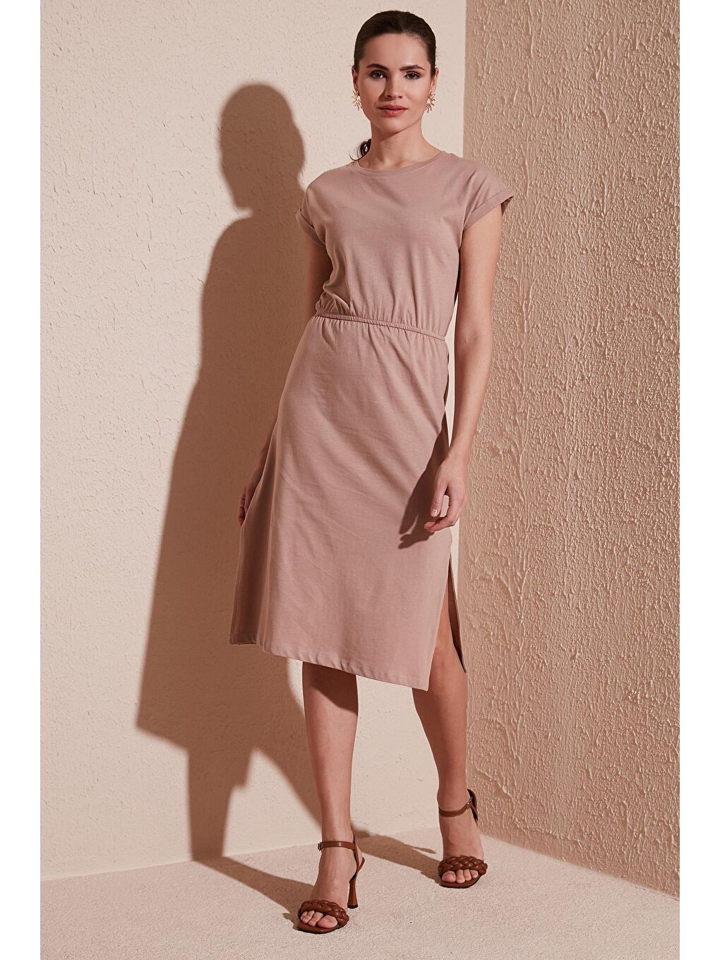 Kahverengi Pamuklu Kısa Kollu Çift Yırtmaçlı Midi Elbise 5864205