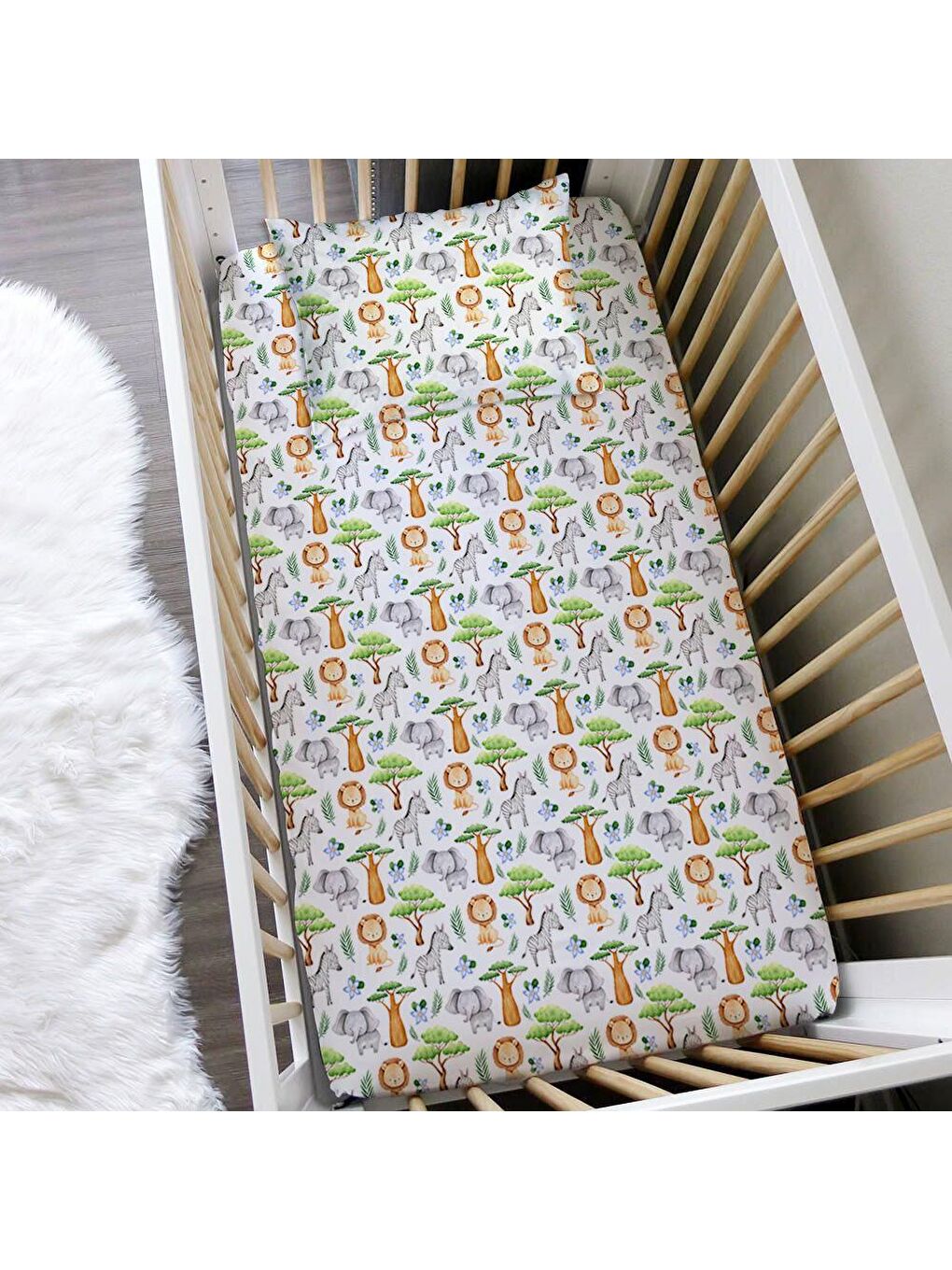 Karışık Aslan Ve Ağaç Desen Baskılı Bebek Boy Lastikli Çarşaf Seti Beyaz  60x120 cm