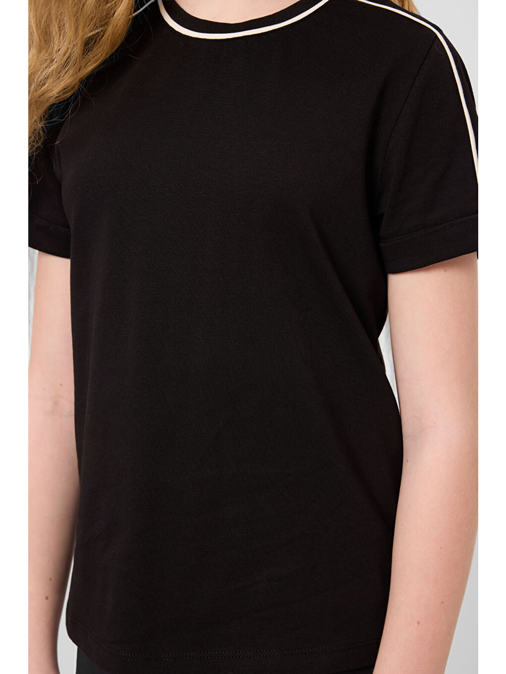 Siyah Pamuklu O Yaka Standart Fit Basic Kız Çocuk T-Shirt - 75177-2