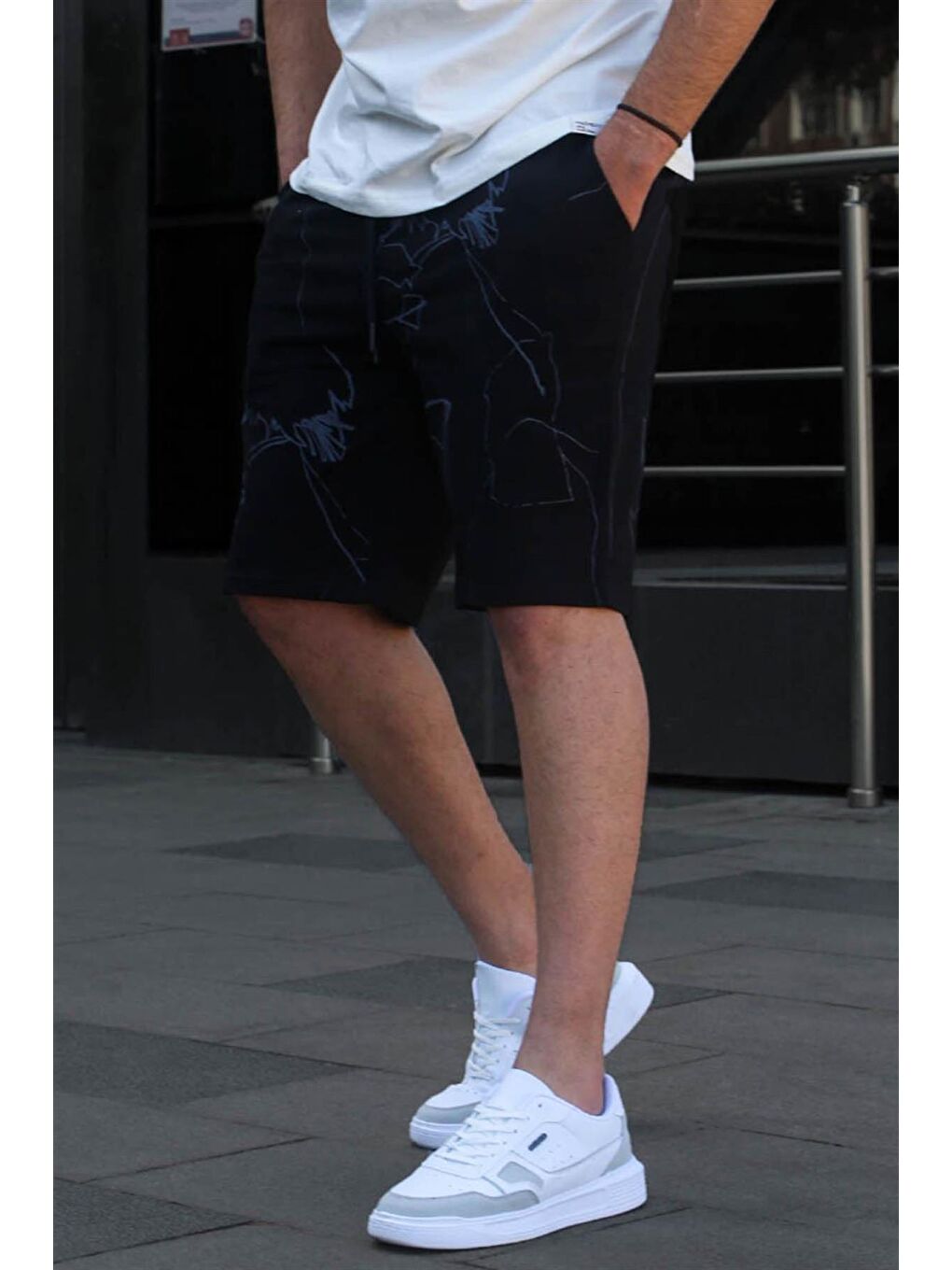 Siyah Desenli Rahat Kalıp Erkek Şort 5499-1