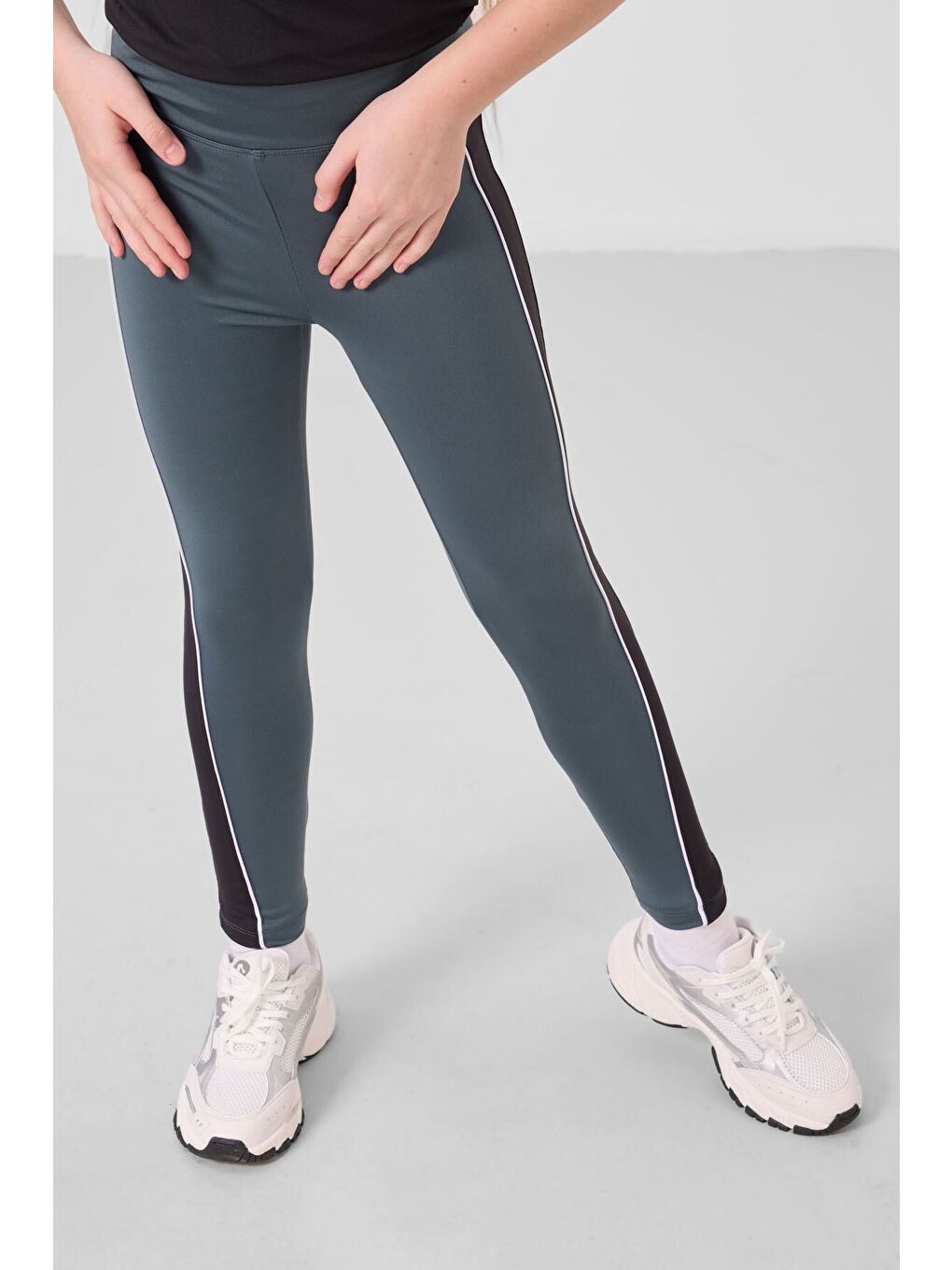 Siyah-Orman Yeşili O Yaka Yan Şerit Detaylı Standart Fit Performans Kız Çocuk Tayt Takım - 75191-1