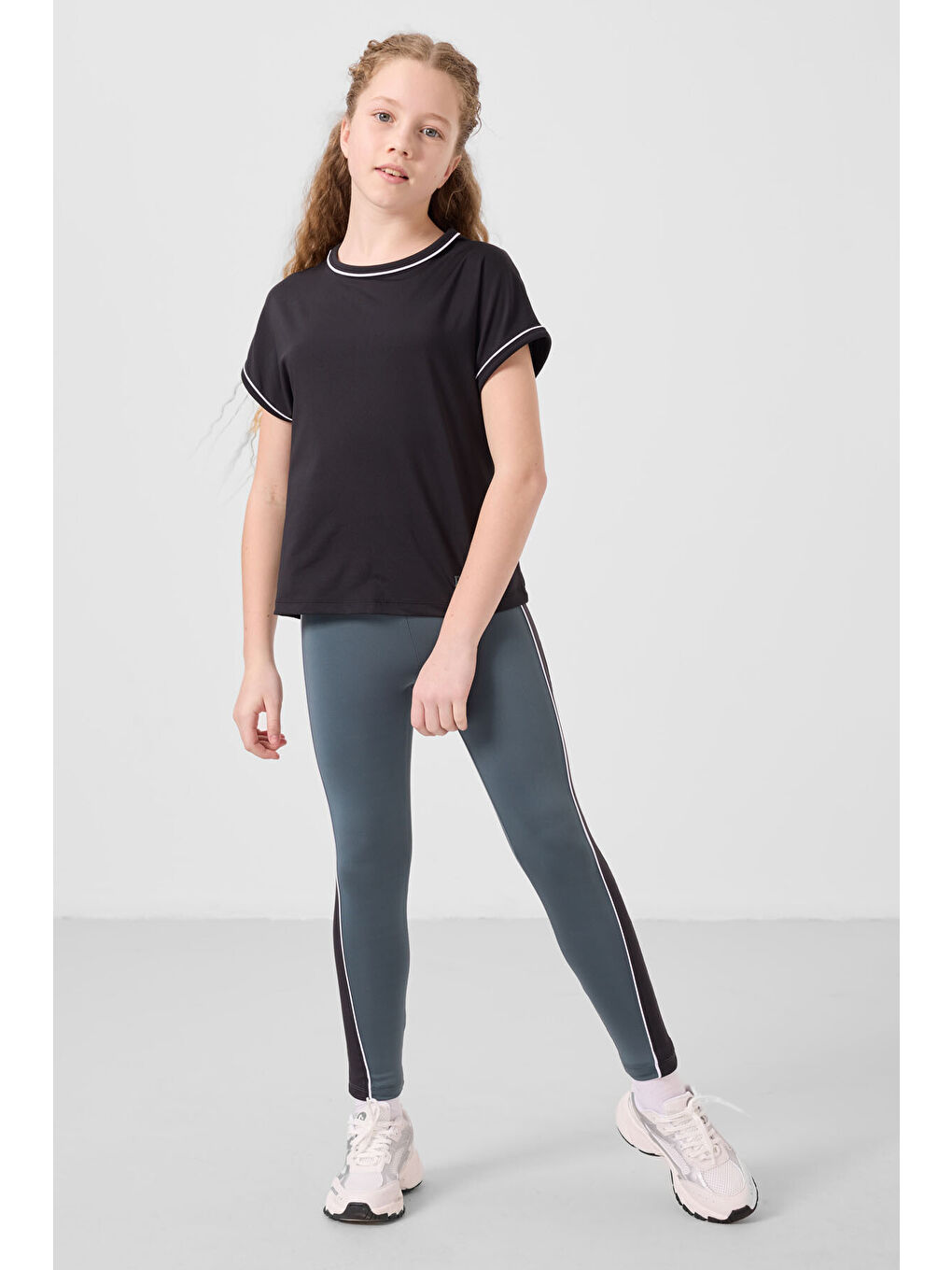 Siyah-Orman Yeşili O Yaka Yan Şerit Detaylı Standart Fit Performans Kız Çocuk Tayt Takım - 75191-2