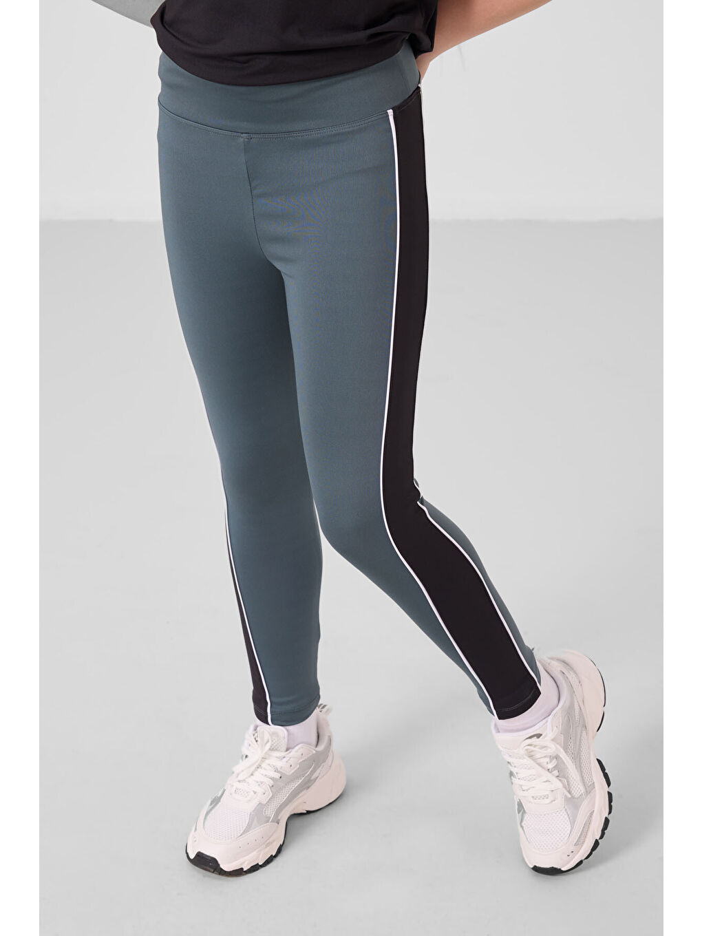 Siyah-Orman Yeşili O Yaka Yan Şerit Detaylı Standart Fit Performans Kız Çocuk Tayt Takım - 75191-3