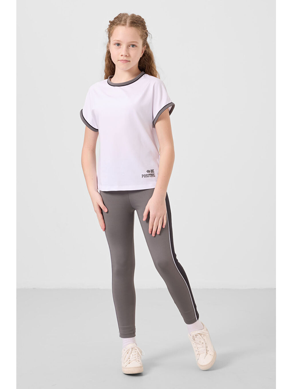 Beyaz-Koyu Gri O Yaka Yan Şerit Detaylı Standart Fit Performans Kız Çocuk Tayt Takım - 75191-2