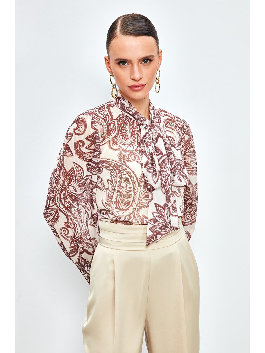 Kahverengi Yaka Fularlı Desenli Gömlek - Kahve-1