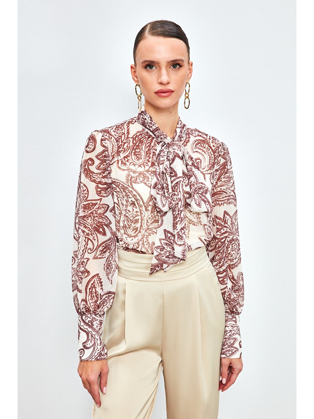 Kahverengi Yaka Fularlı Desenli Gömlek - Kahve-2