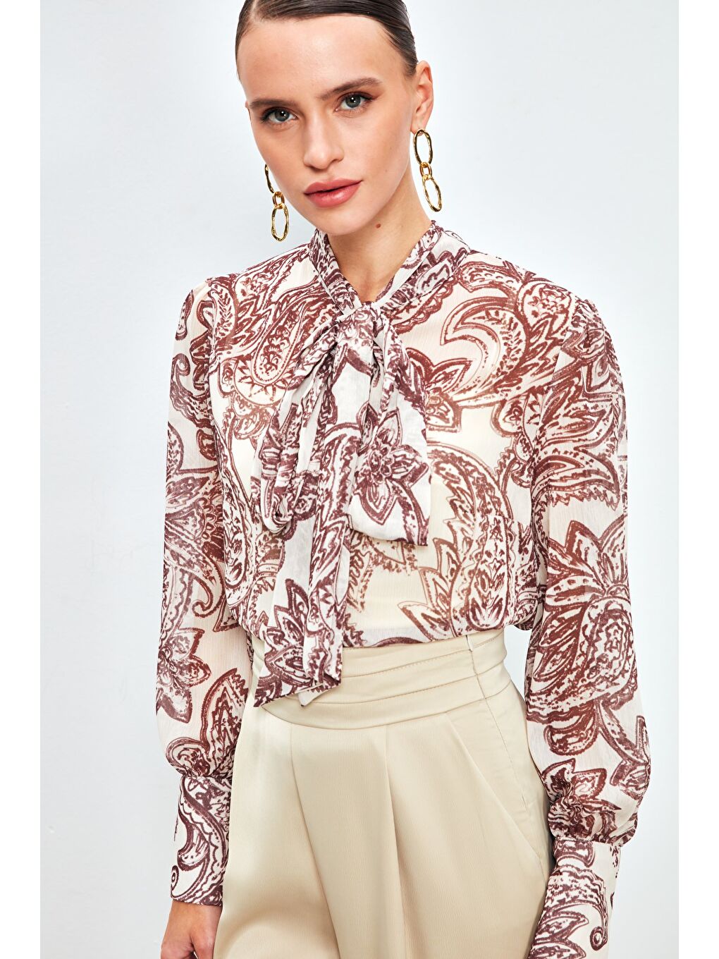 Kahverengi Yaka Fularlı Desenli Gömlek - Kahve-3